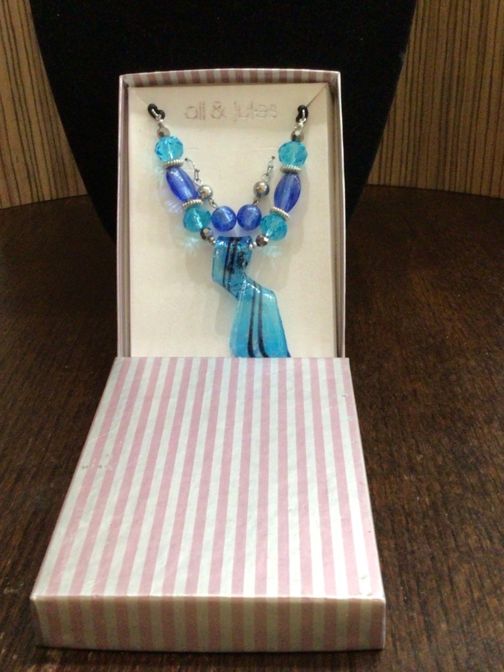 ali & jules necklace and earring set. New in box.